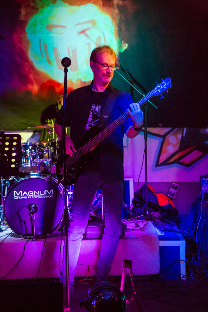 Jochen am Bass in der Groove Garage