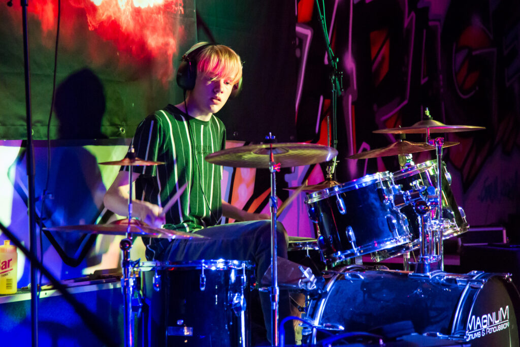 Lukas am Schlagzeug in der Groove Garage