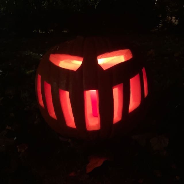 Geschnitzter Halloween-Kürbis mit dem Gesicht des Band-Logos
