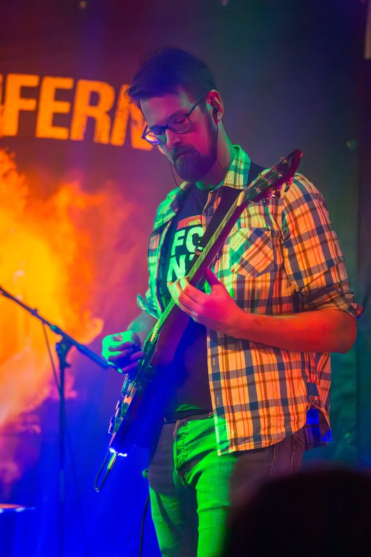 Matthias an der Gitarre